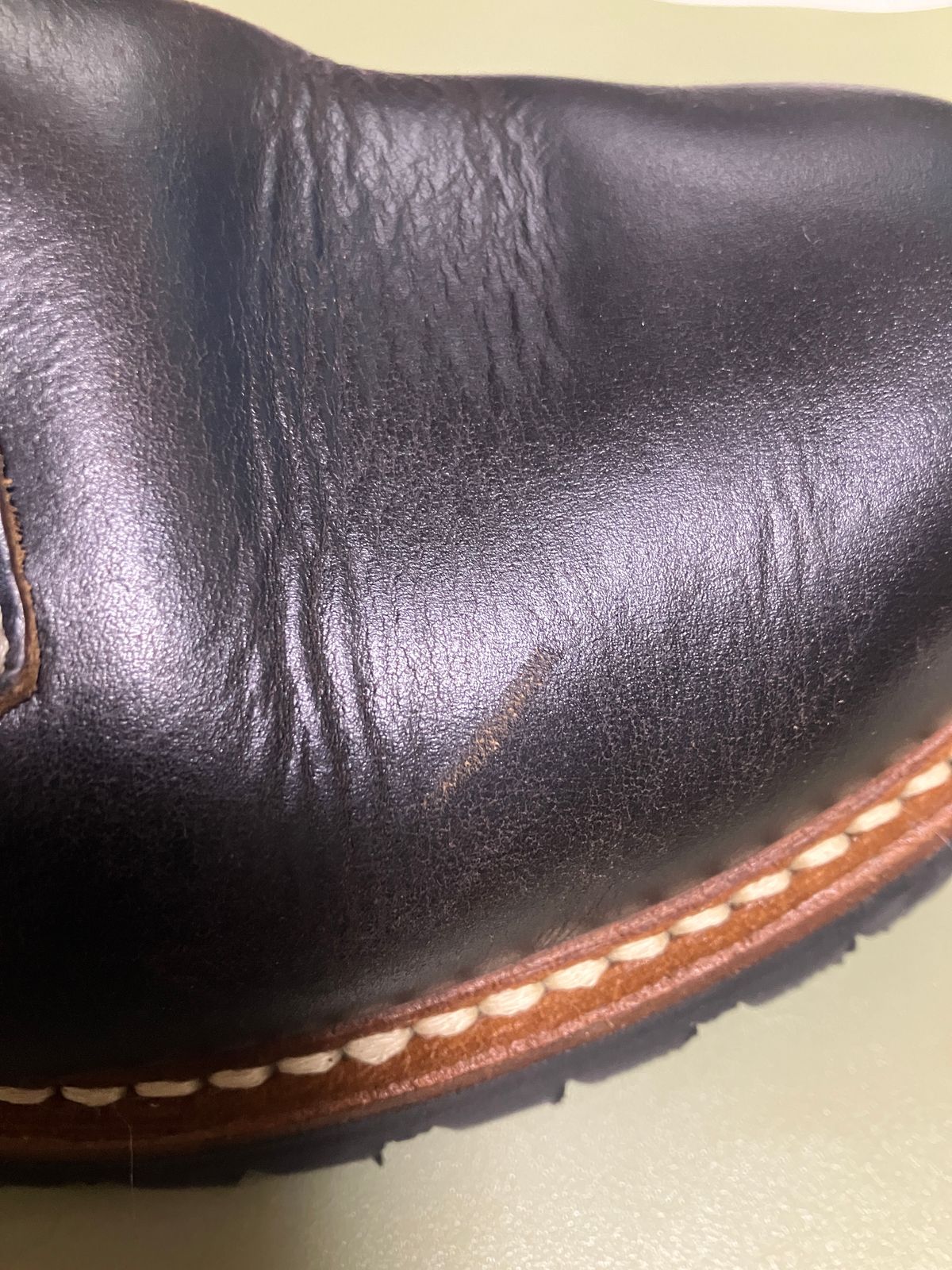 Photo by maru on January 10, 2025 of the Danner Moreland Oxford in Horween Black Chromexcel.