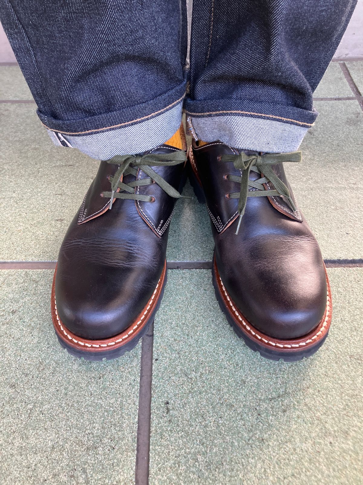 Photo by maru on January 14, 2025 of the Danner Moreland Oxford in Horween Black Chromexcel.