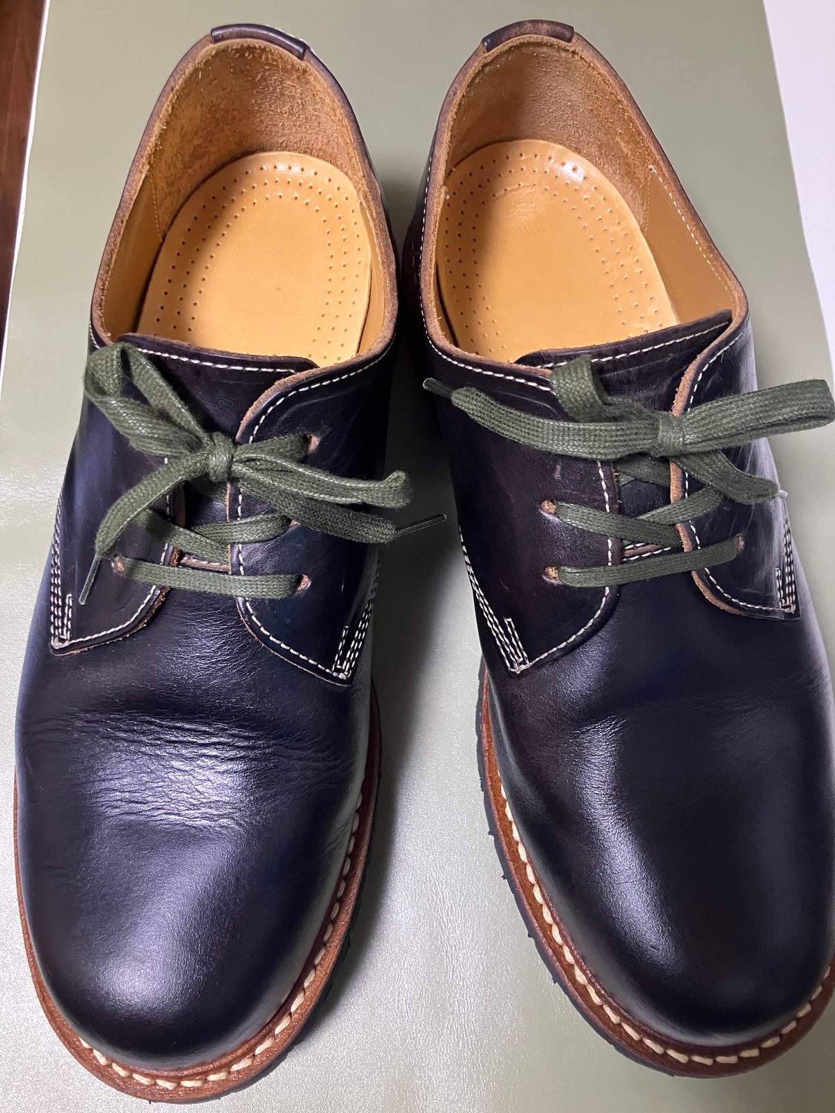 Photo by maru on January 10, 2025 of the Danner Moreland Oxford in Horween Black Chromexcel.