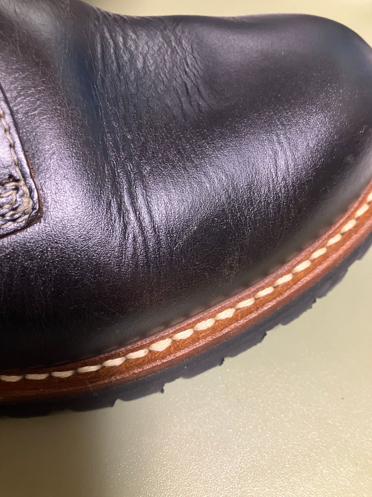 Photo by maru on January 10, 2025 of the Danner Moreland Oxford in Horween Black Chromexcel.