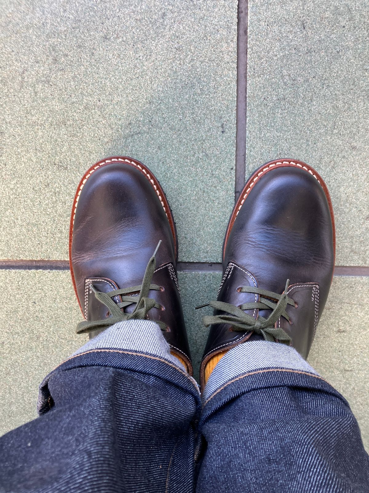 Photo by maru on January 14, 2025 of the Danner Moreland Oxford in Horween Black Chromexcel.