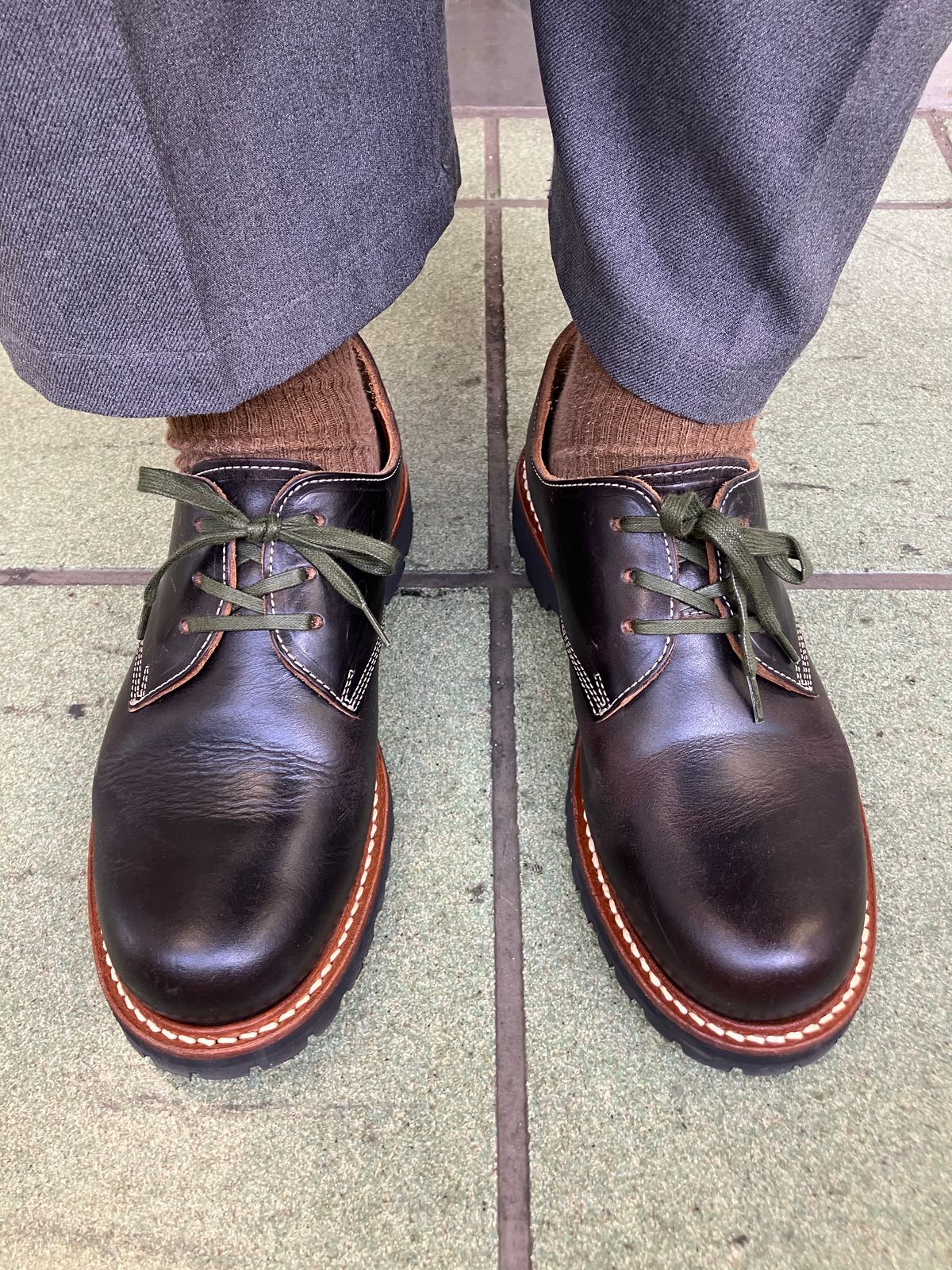 Photo by maru on December 25, 2024 of the Danner Moreland Oxford in Horween Black Chromexcel.