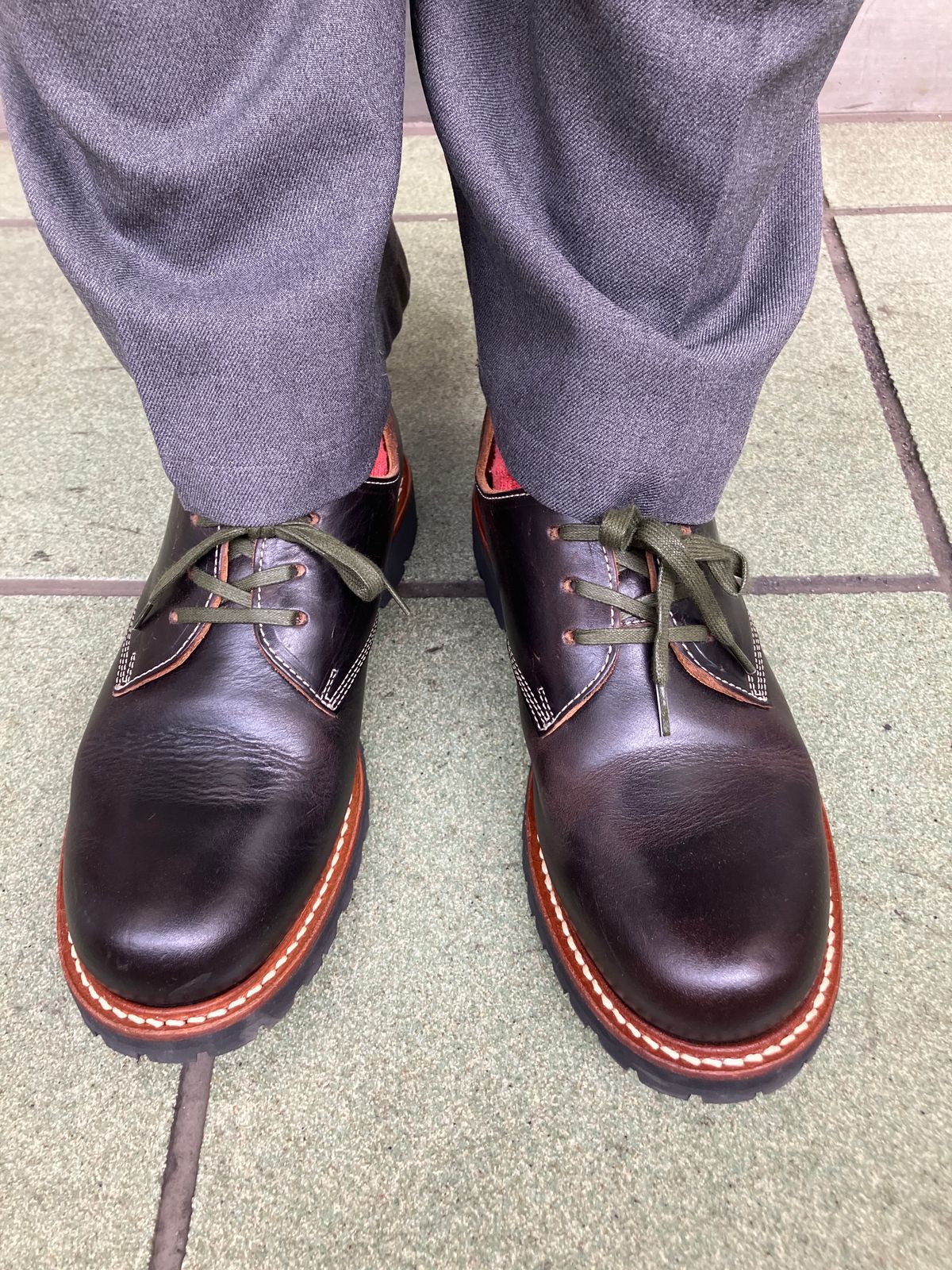 Photo by maru on January 6, 2025 of the Danner Moreland Oxford in Horween Black Chromexcel.