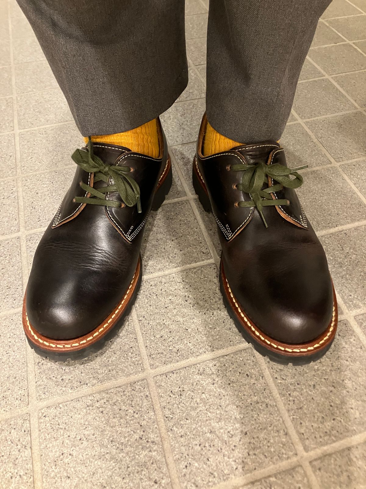 Photo by maru on January 7, 2025 of the Danner Moreland Oxford in Horween Black Chromexcel.