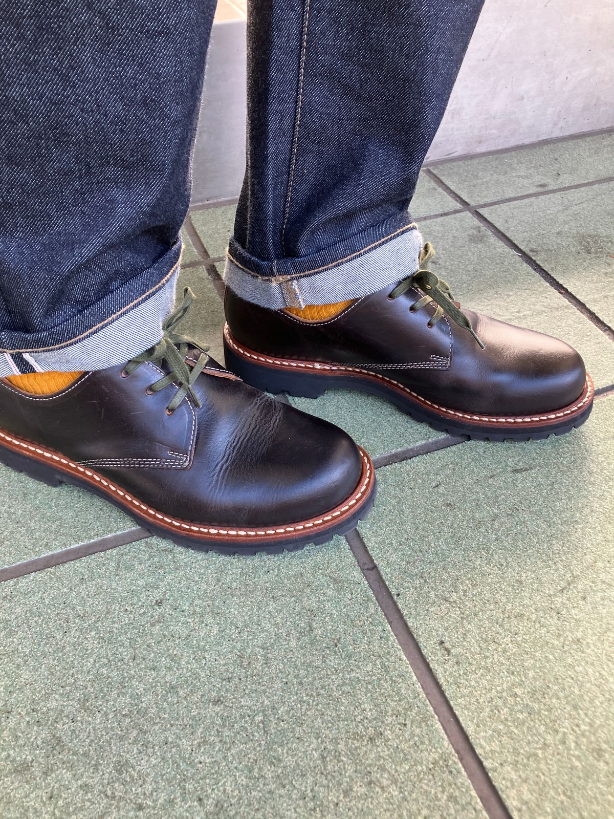 Photo by maru on January 14, 2025 of the Danner Moreland Oxford in Horween Black Chromexcel.