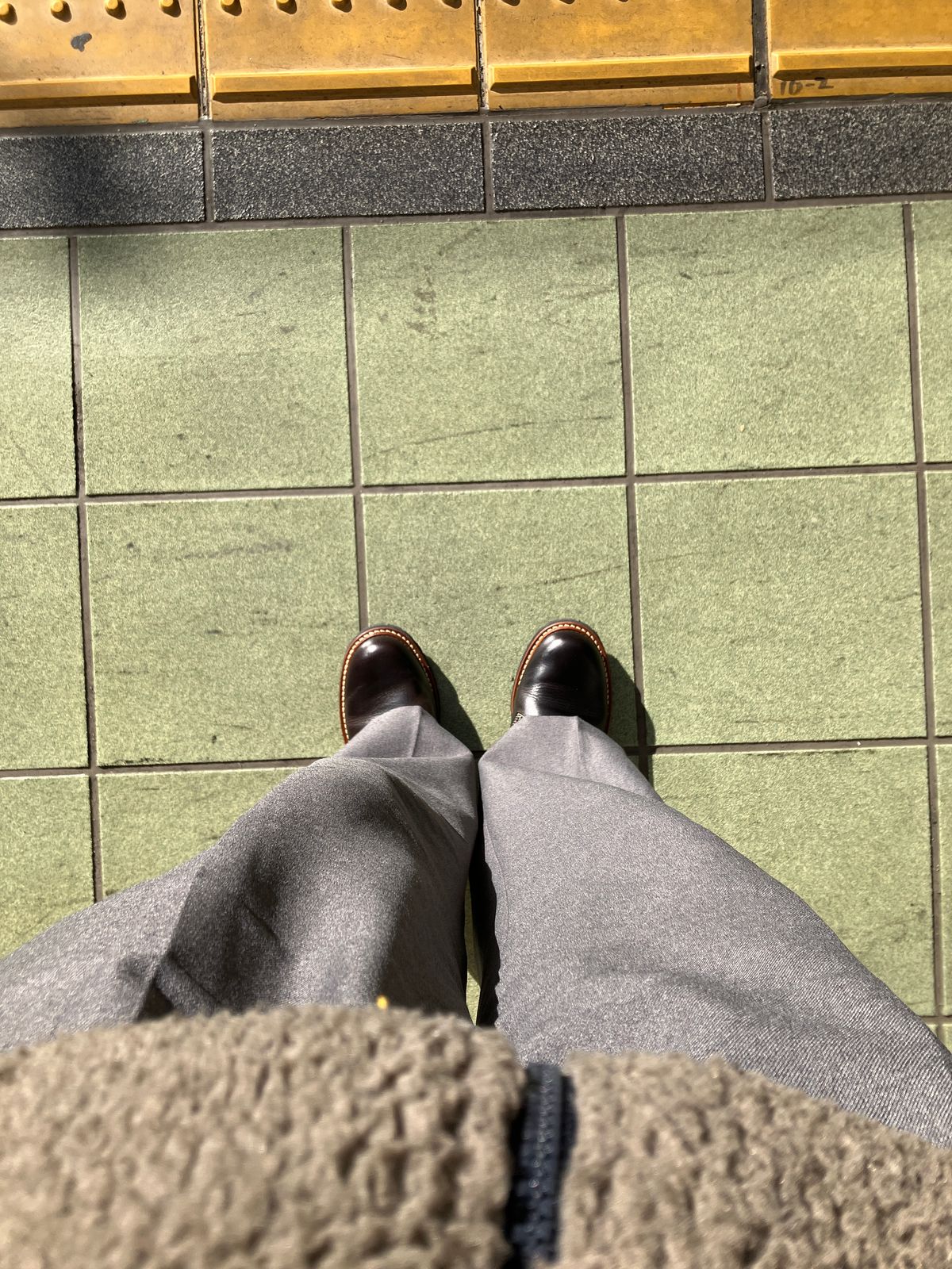Photo by maru on January 27, 2025 of the Danner Moreland Oxford in Horween Black Chromexcel.