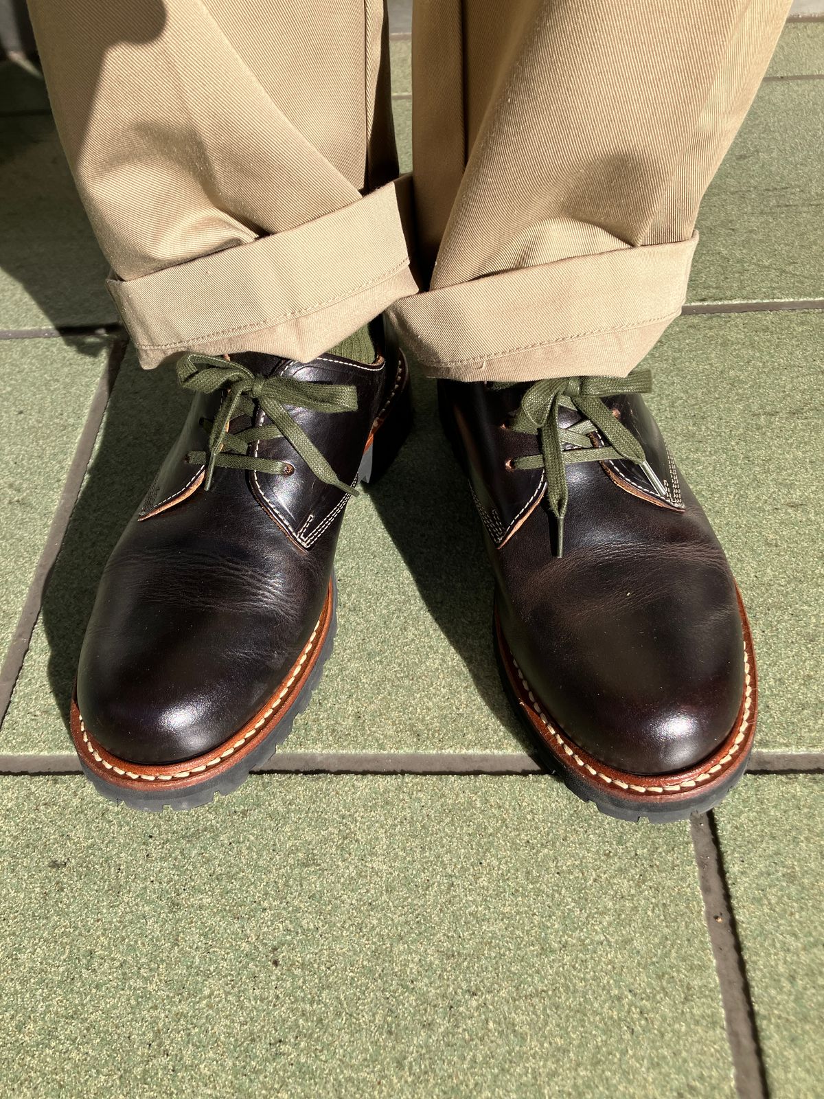 Photo by maru on January 31, 2025 of the Danner Moreland Oxford in Horween Black Chromexcel.
