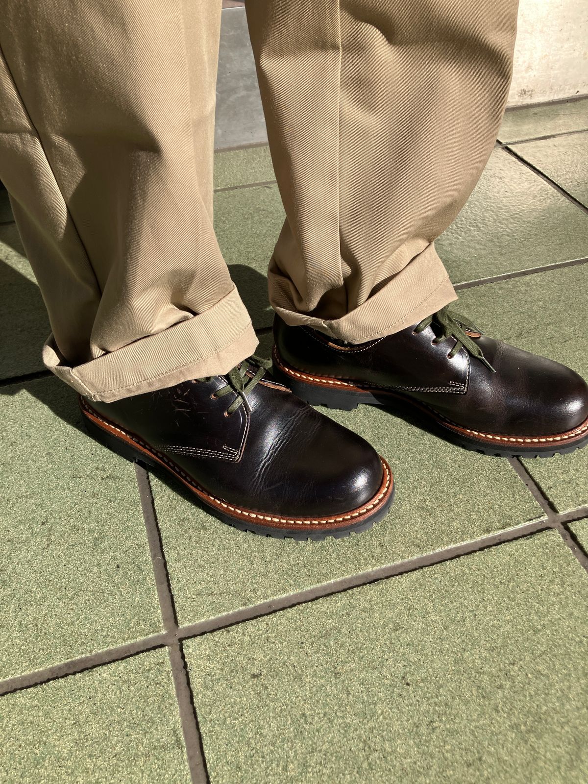 Photo by maru on January 31, 2025 of the Danner Moreland Oxford in Horween Black Chromexcel.