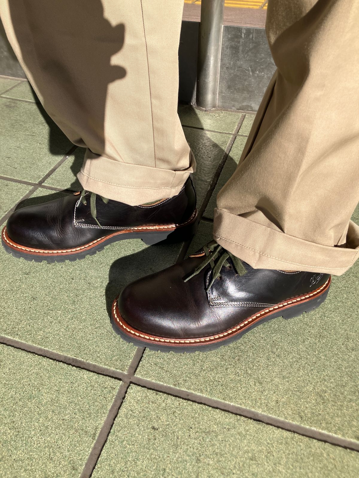 Photo by maru on January 31, 2025 of the Danner Moreland Oxford in Horween Black Chromexcel.