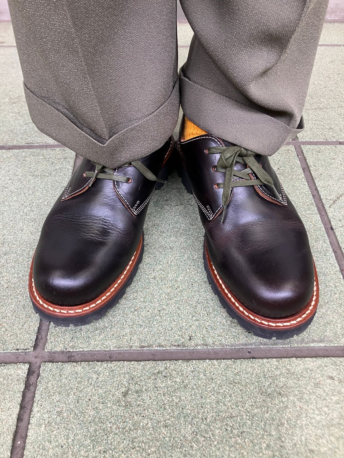 Photo by maru on February 3, 2025 of the Danner Moreland Oxford in Horween Black Chromexcel.