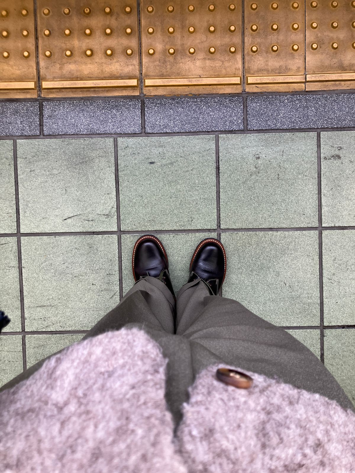 Photo by maru on February 3, 2025 of the Danner Moreland Oxford in Horween Black Chromexcel.