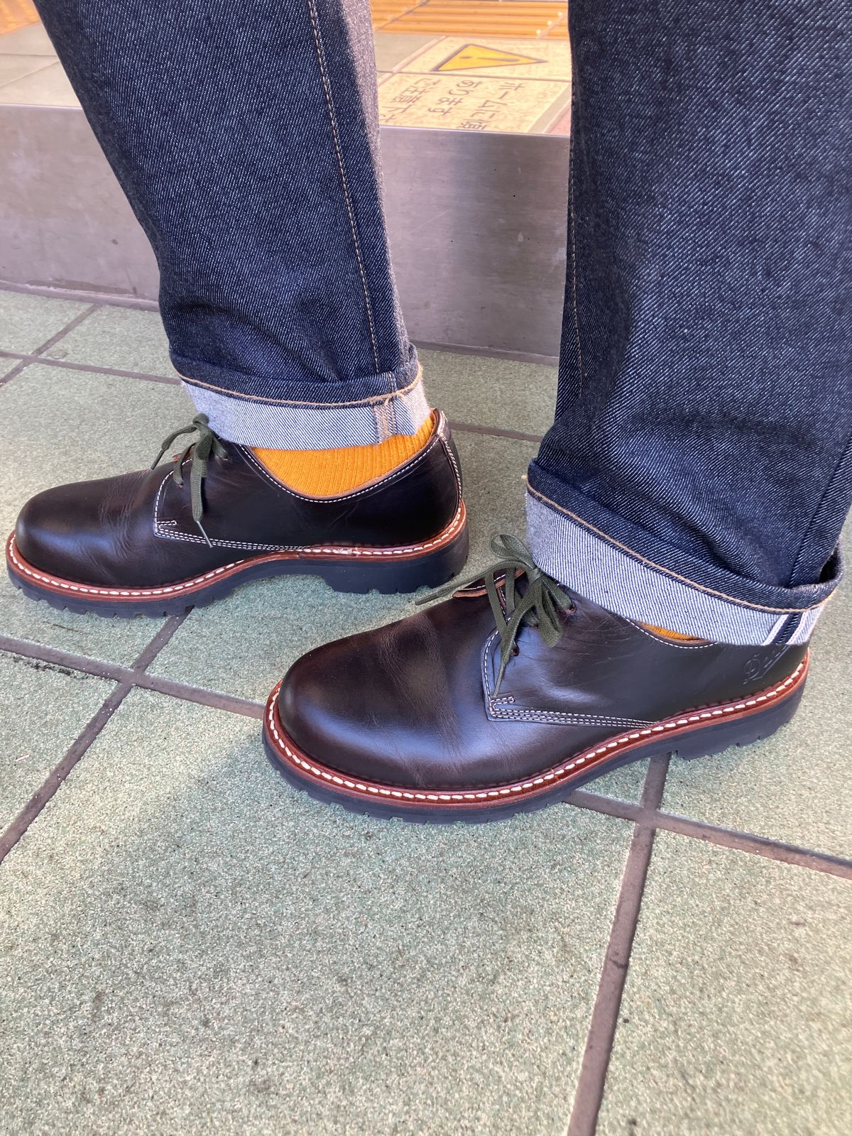 Photo by maru on January 14, 2025 of the Danner Moreland Oxford in Horween Black Chromexcel.