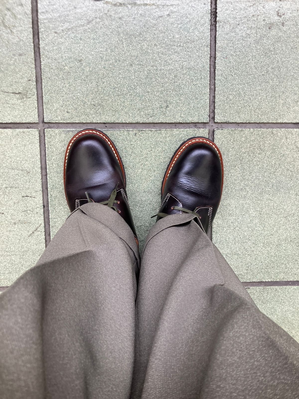 Photo by maru on February 3, 2025 of the Danner Moreland Oxford in Horween Black Chromexcel.