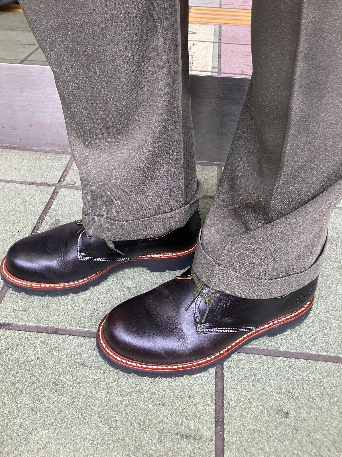 Photo by maru on February 3, 2025 of the Danner Moreland Oxford in Horween Black Chromexcel.