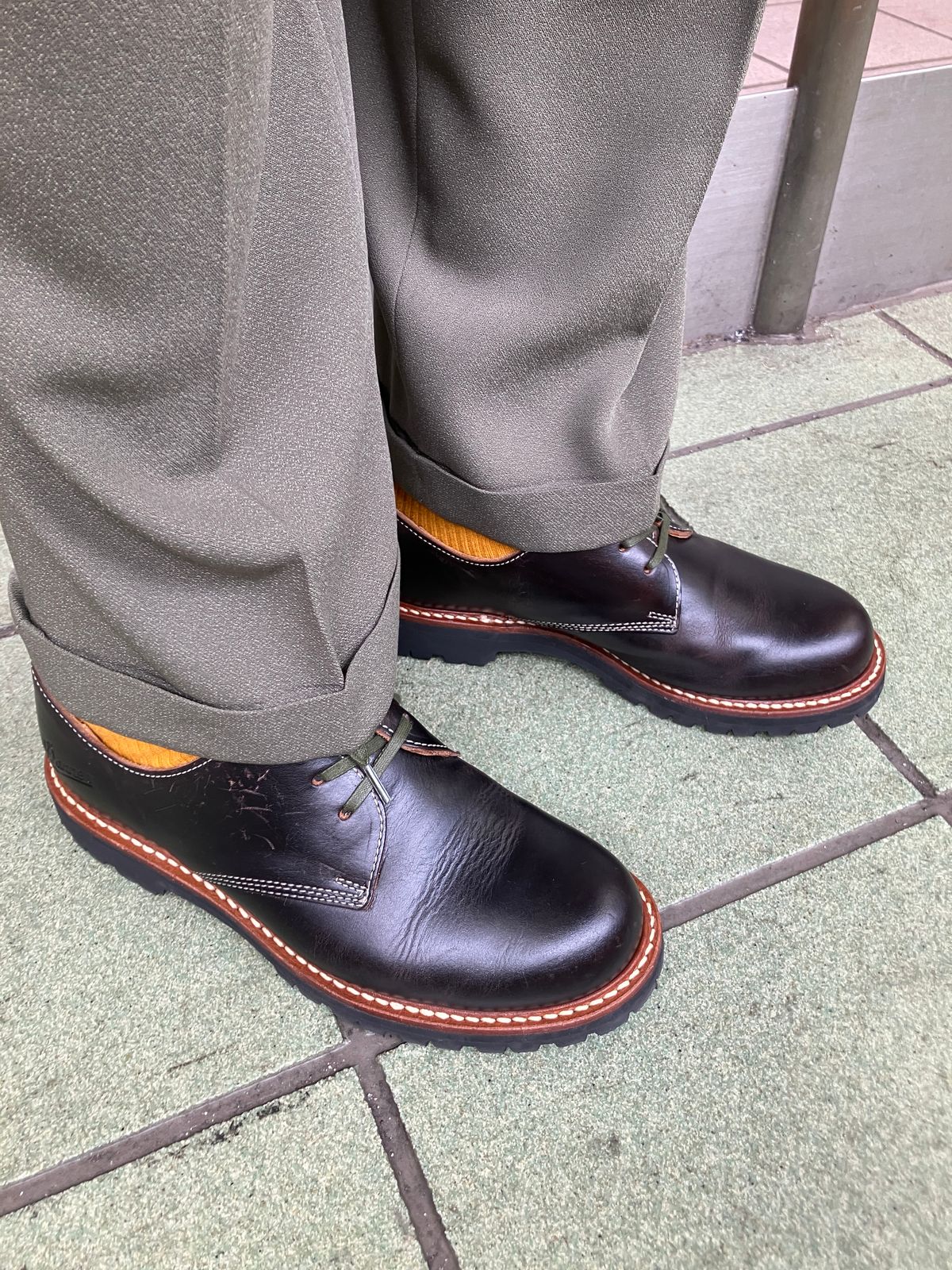 Photo by maru on February 3, 2025 of the Danner Moreland Oxford in Horween Black Chromexcel.