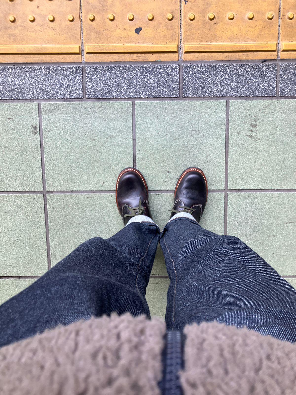 Photo by maru on January 20, 2025 of the Danner Moreland Oxford in Horween Black Chromexcel.
