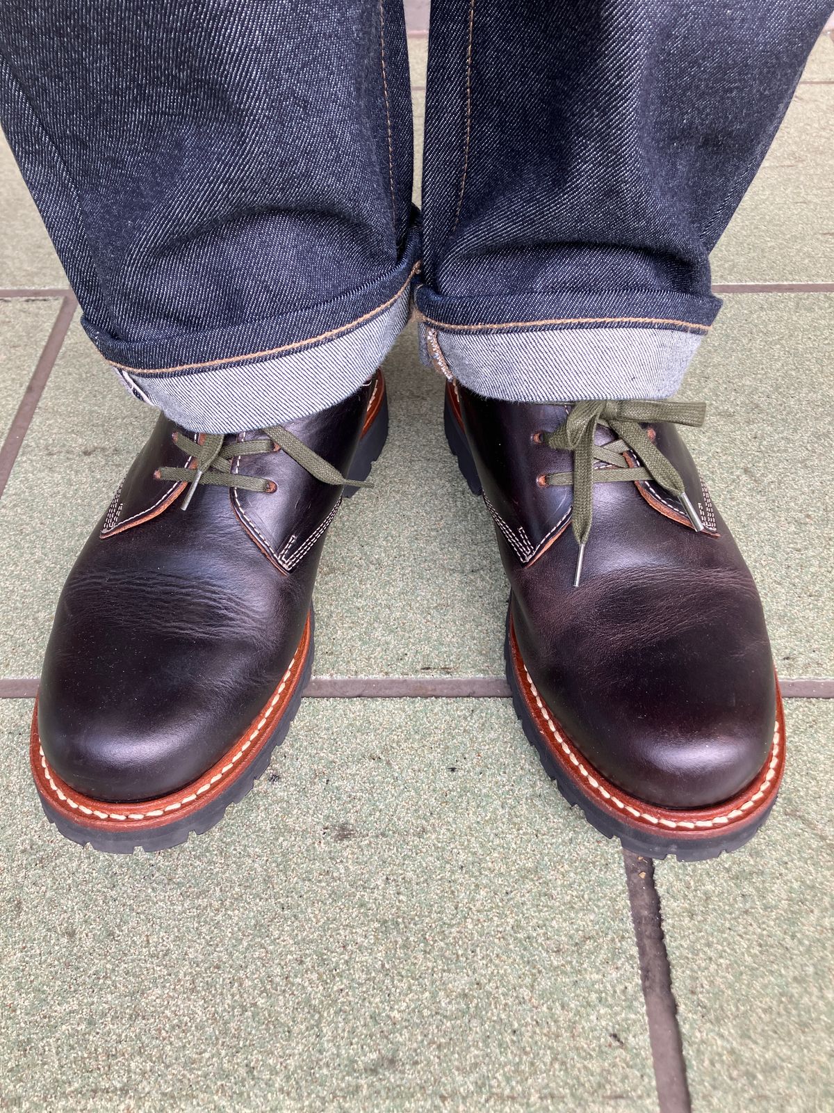 Photo by maru on January 20, 2025 of the Danner Moreland Oxford in Horween Black Chromexcel.