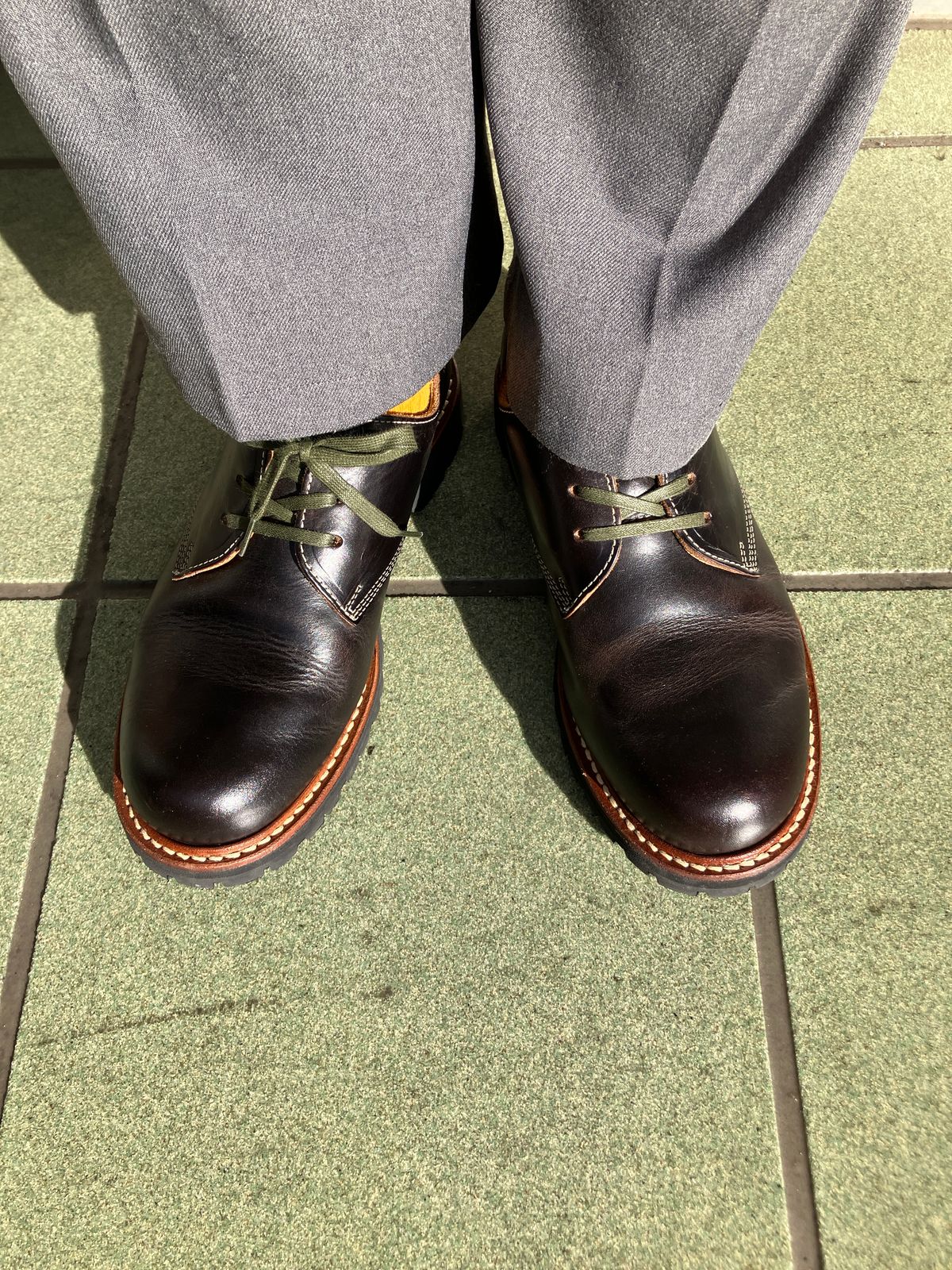 Photo by maru on January 27, 2025 of the Danner Moreland Oxford in Horween Black Chromexcel.