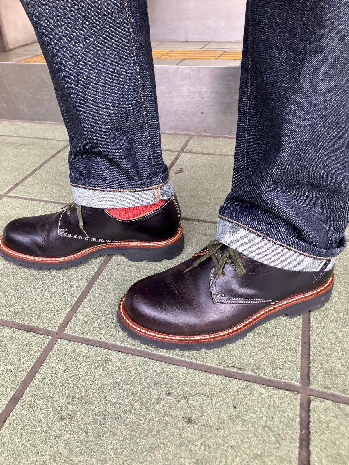 Photo by maru on January 20, 2025 of the Danner Moreland Oxford in Horween Black Chromexcel.