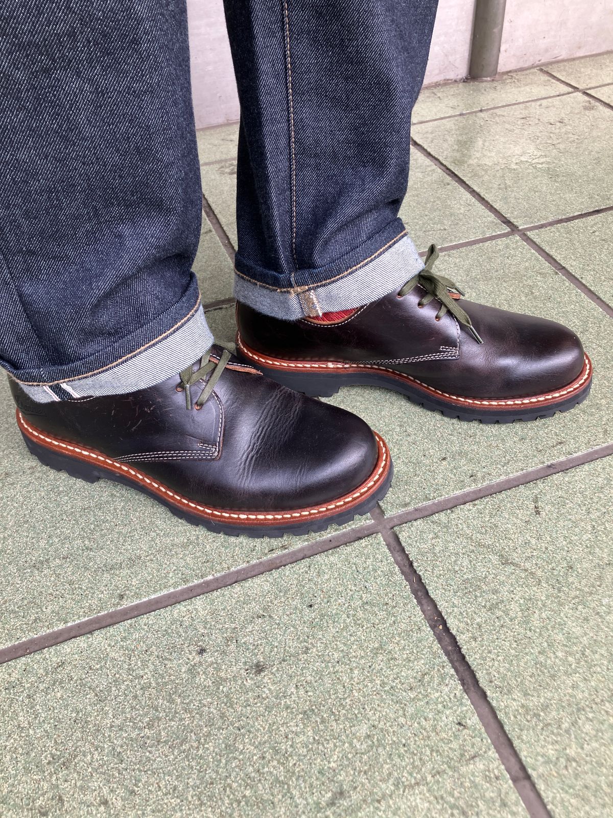 Photo by maru on January 20, 2025 of the Danner Moreland Oxford in Horween Black Chromexcel.