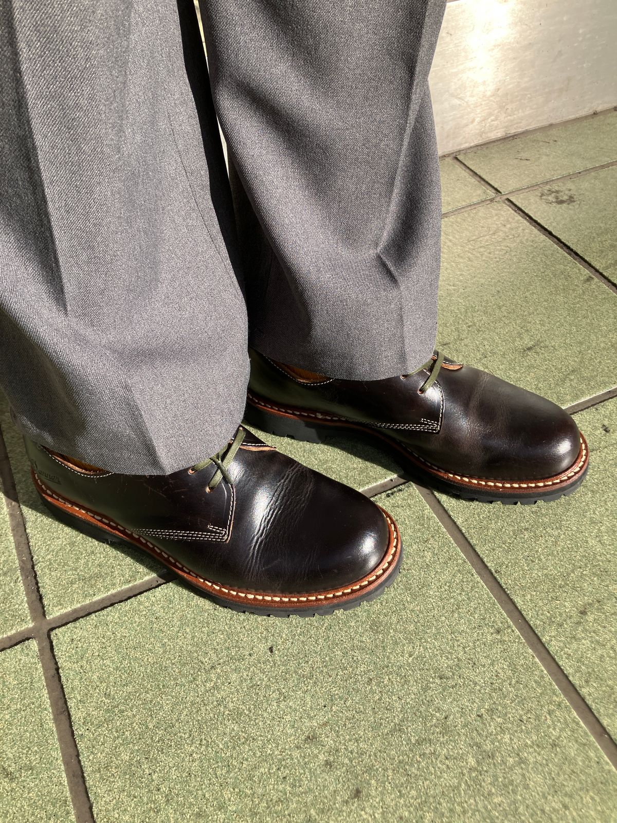 Photo by maru on January 27, 2025 of the Danner Moreland Oxford in Horween Black Chromexcel.