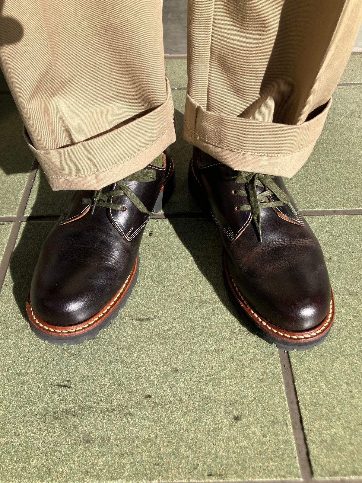 Photo by maru on February 7, 2025 of the Danner Moreland Oxford in Horween Black Chromexcel.