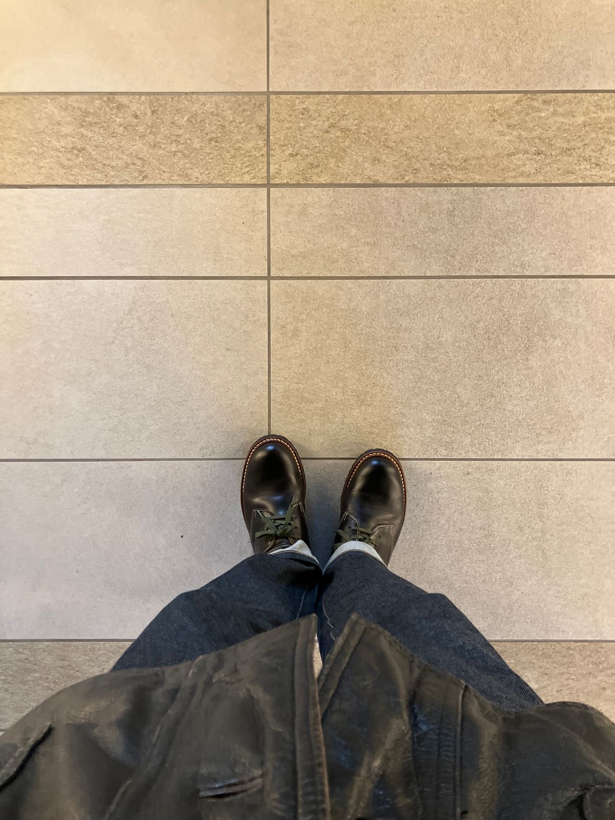 Photo by maru on February 15, 2025 of the Danner Moreland Oxford in Horween Black Chromexcel.