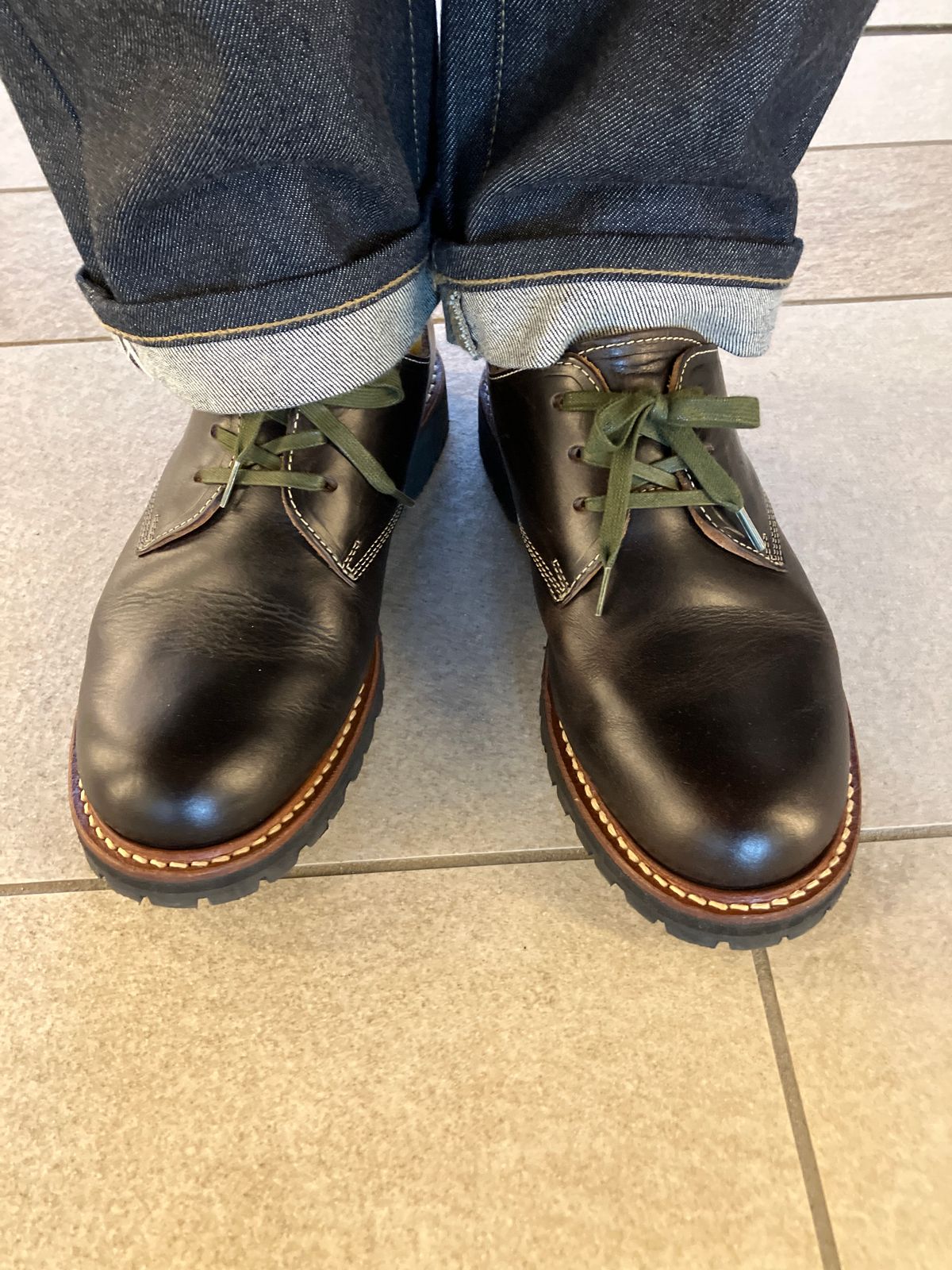 Photo by maru on February 15, 2025 of the Danner Moreland Oxford in Horween Black Chromexcel.