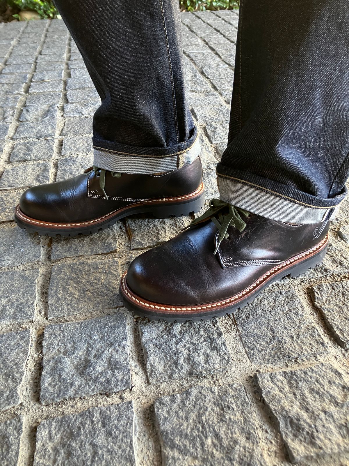 Photo by maru on February 11, 2025 of the Danner Moreland Oxford in Horween Black Chromexcel.
