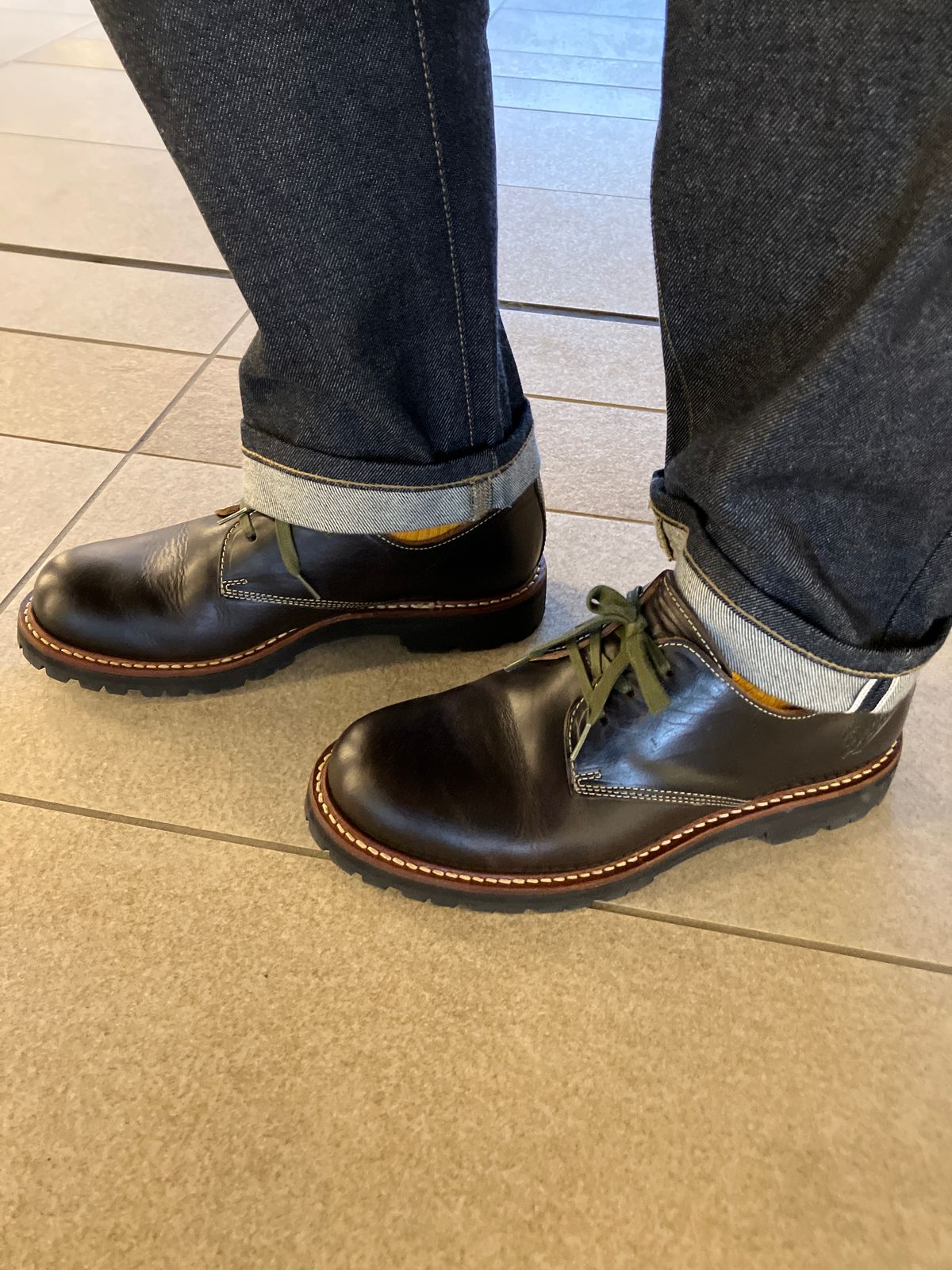 Photo by maru on February 15, 2025 of the Danner Moreland Oxford in Horween Black Chromexcel.