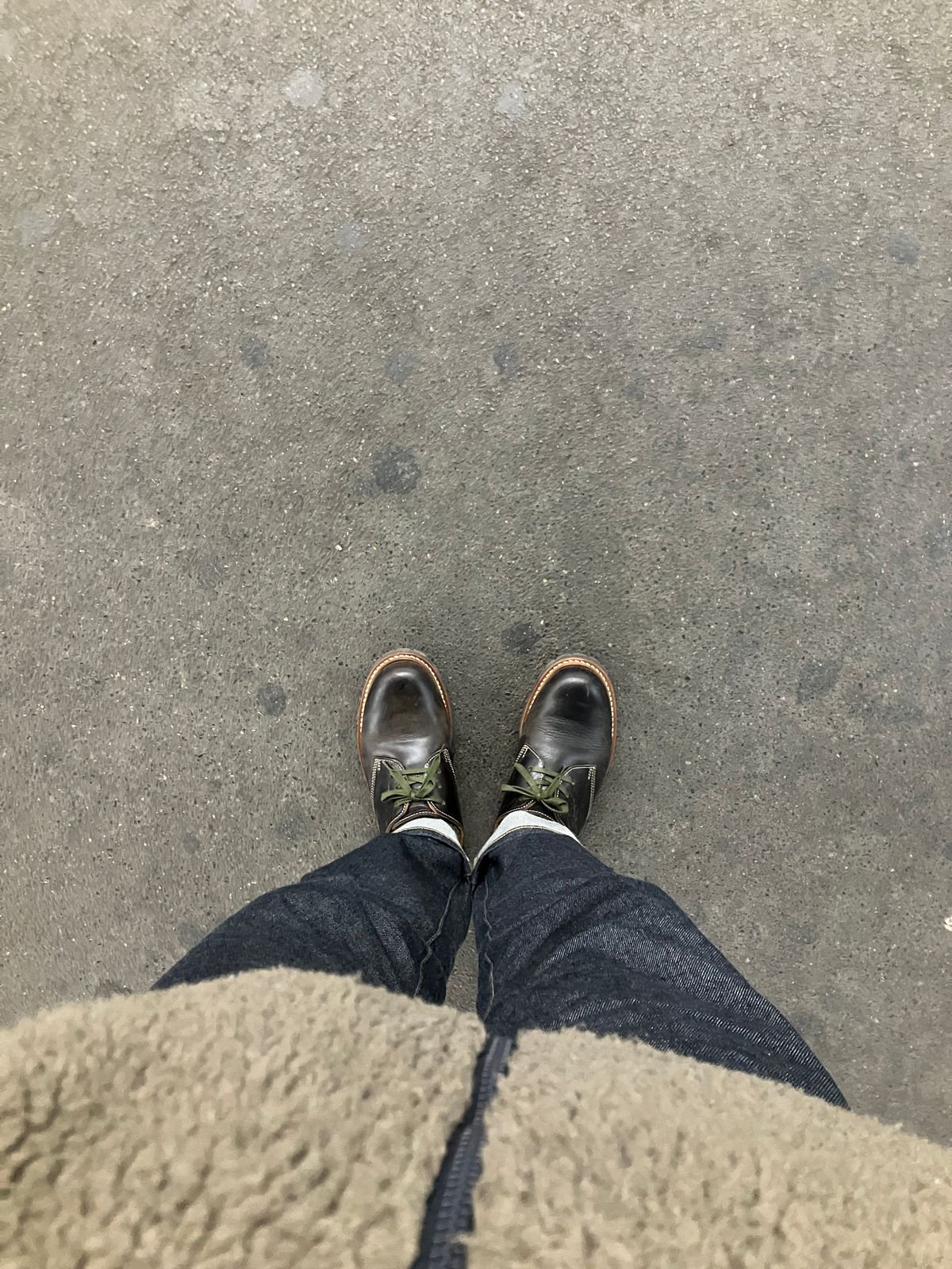 Photo by maru on February 17, 2025 of the Danner Moreland Oxford in Horween Black Chromexcel.