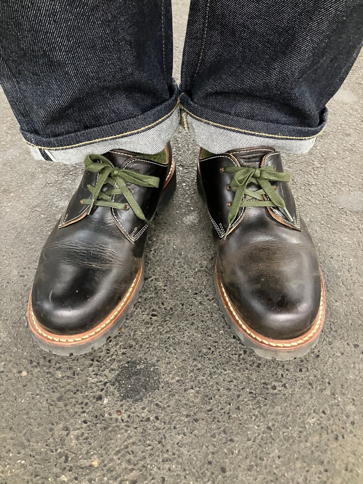 Photo by maru on February 17, 2025 of the Danner Moreland Oxford in Horween Black Chromexcel.