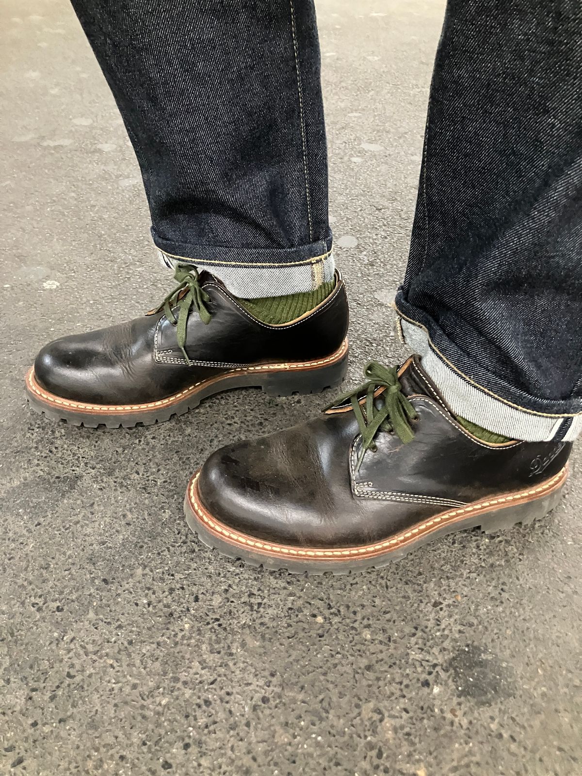 Photo by maru on February 17, 2025 of the Danner Moreland Oxford in Horween Black Chromexcel.