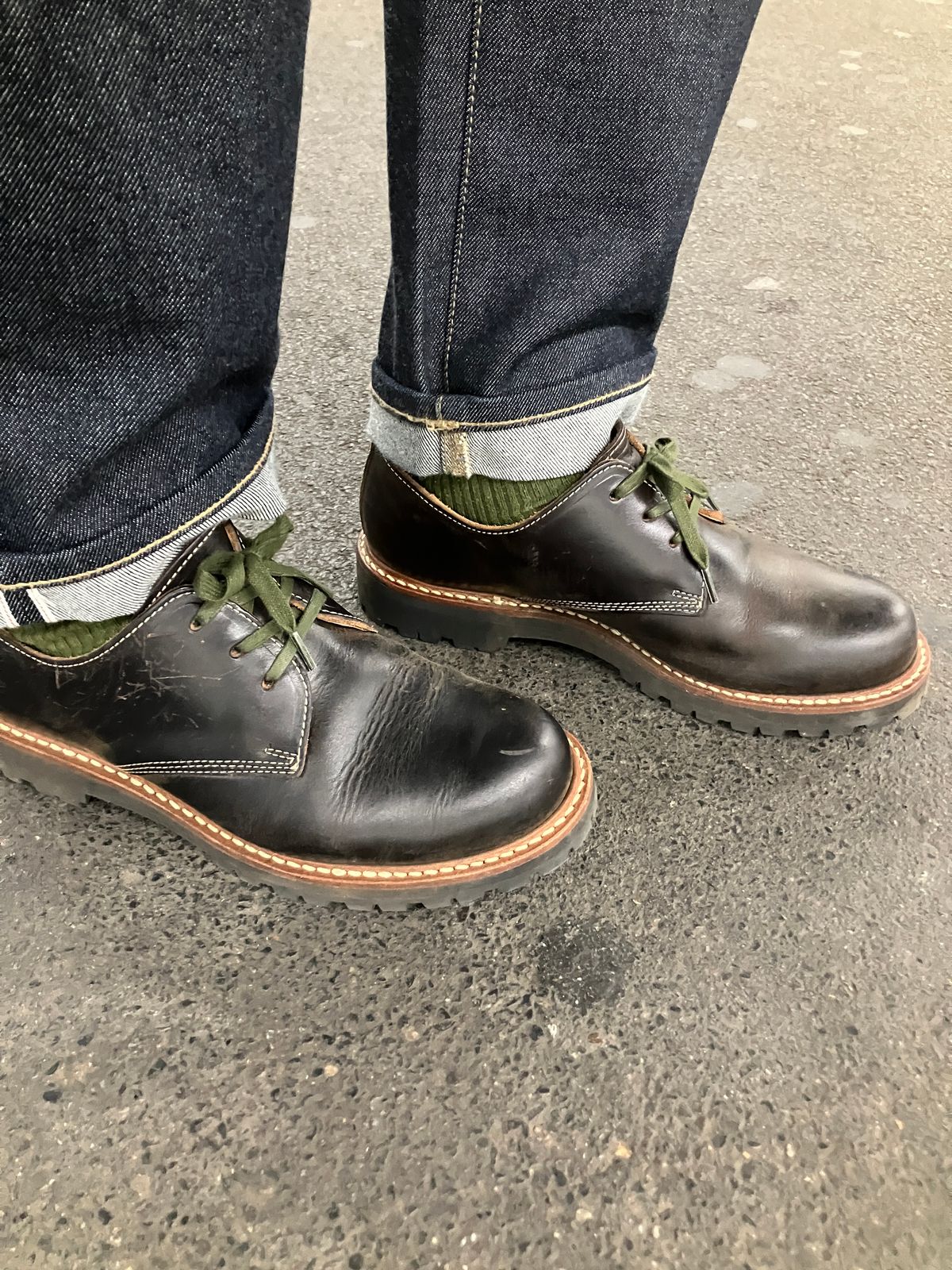 Photo by maru on February 17, 2025 of the Danner Moreland Oxford in Horween Black Chromexcel.