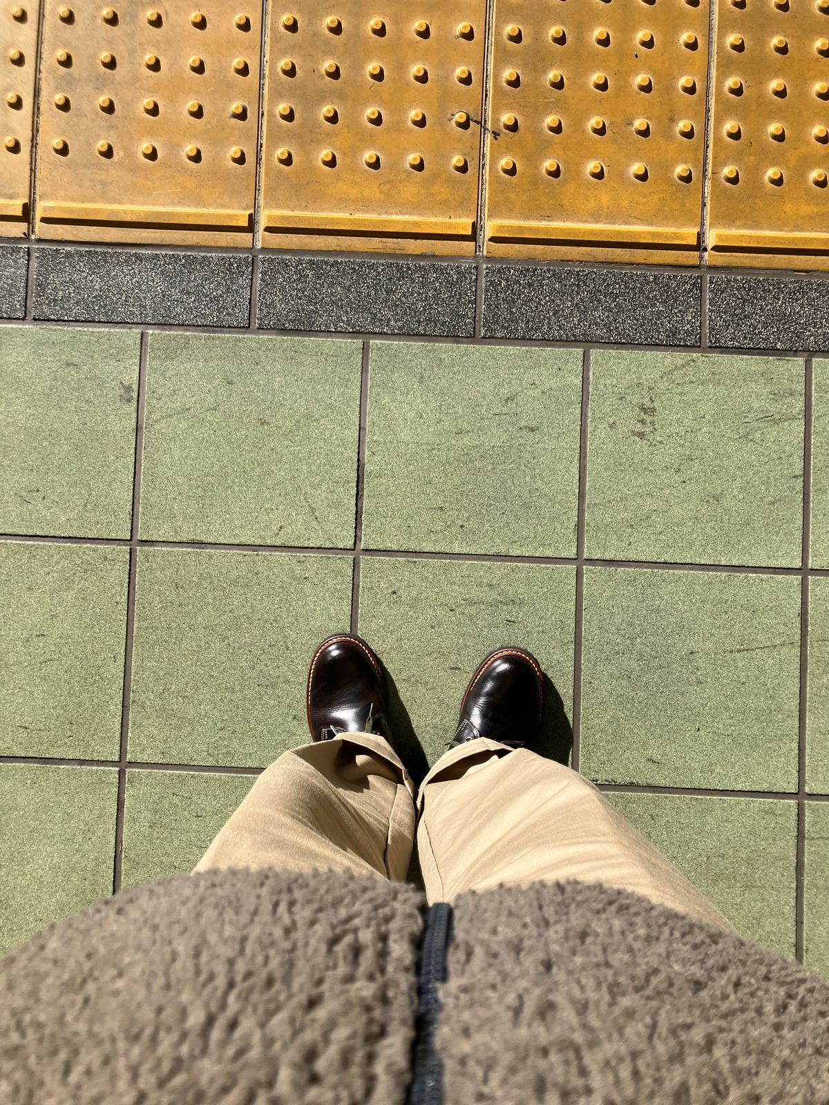 Photo by maru on February 7, 2025 of the Danner Moreland Oxford in Horween Black Chromexcel.
