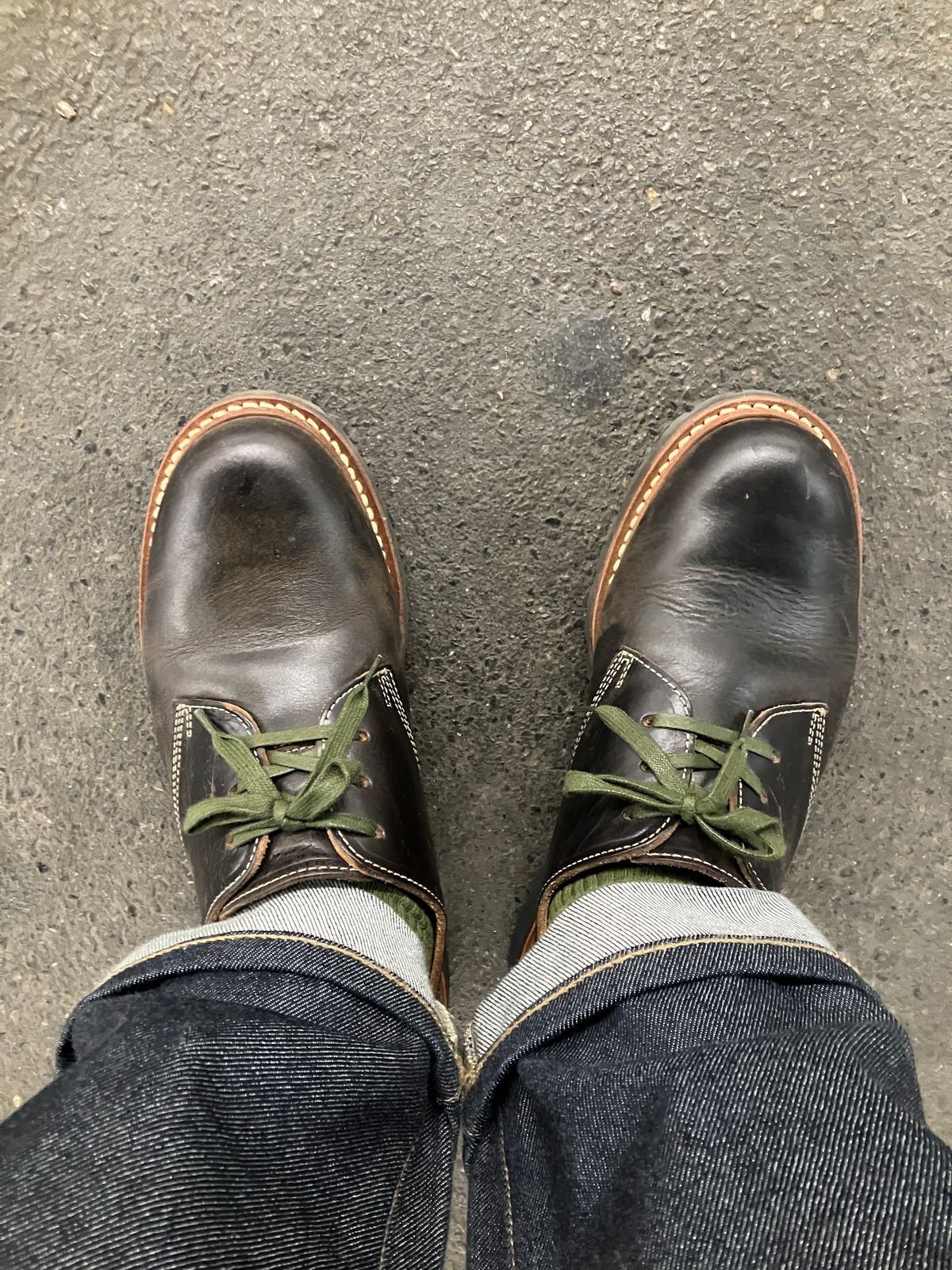 Photo by maru on February 17, 2025 of the Danner Moreland Oxford in Horween Black Chromexcel.