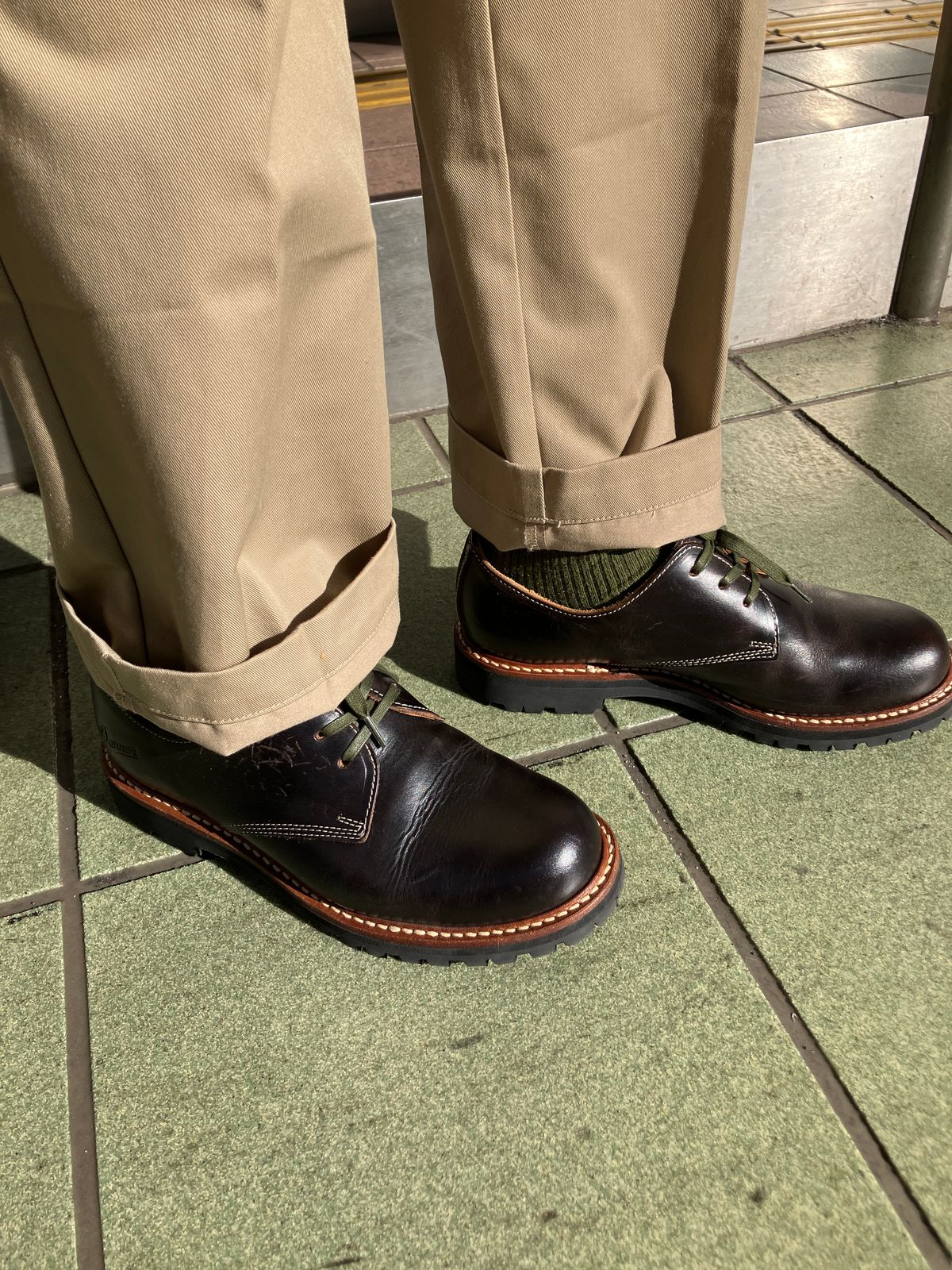 Photo by maru on February 7, 2025 of the Danner Moreland Oxford in Horween Black Chromexcel.