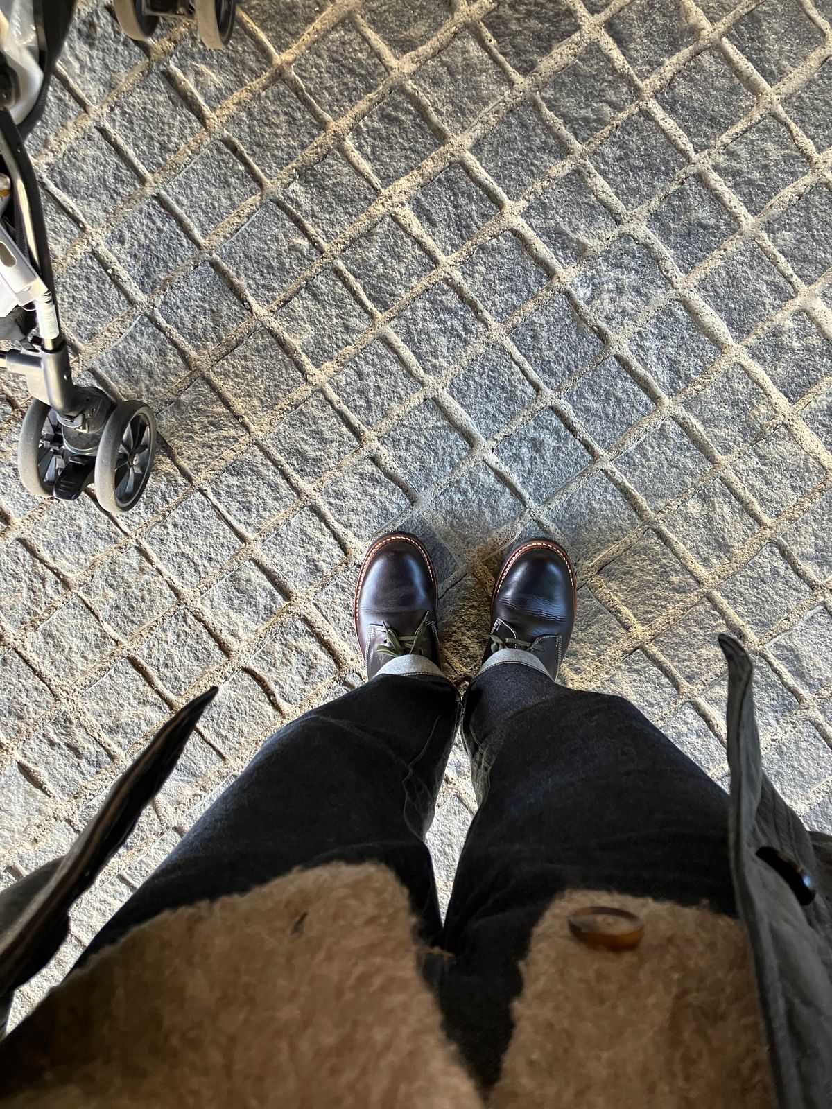 Photo by maru on February 11, 2025 of the Danner Moreland Oxford in Horween Black Chromexcel.