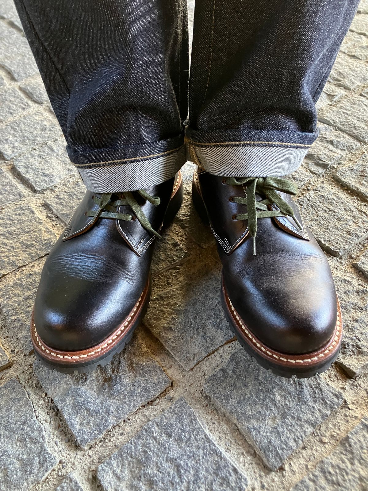 Photo by maru on February 11, 2025 of the Danner Moreland Oxford in Horween Black Chromexcel.