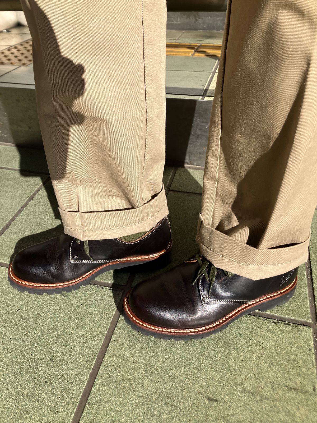 Photo by maru on February 7, 2025 of the Danner Moreland Oxford in Horween Black Chromexcel.