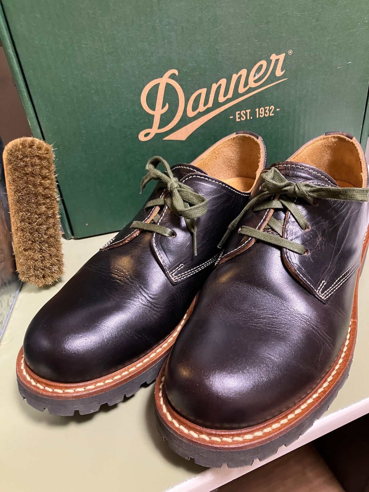 Photo by maru on February 17, 2025 of the Danner Moreland Oxford in Horween Black Chromexcel.