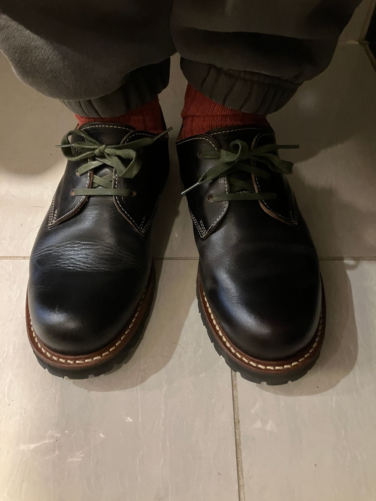 Photo by maru on February 22, 2025 of the Danner Moreland Oxford in Horween Black Chromexcel.