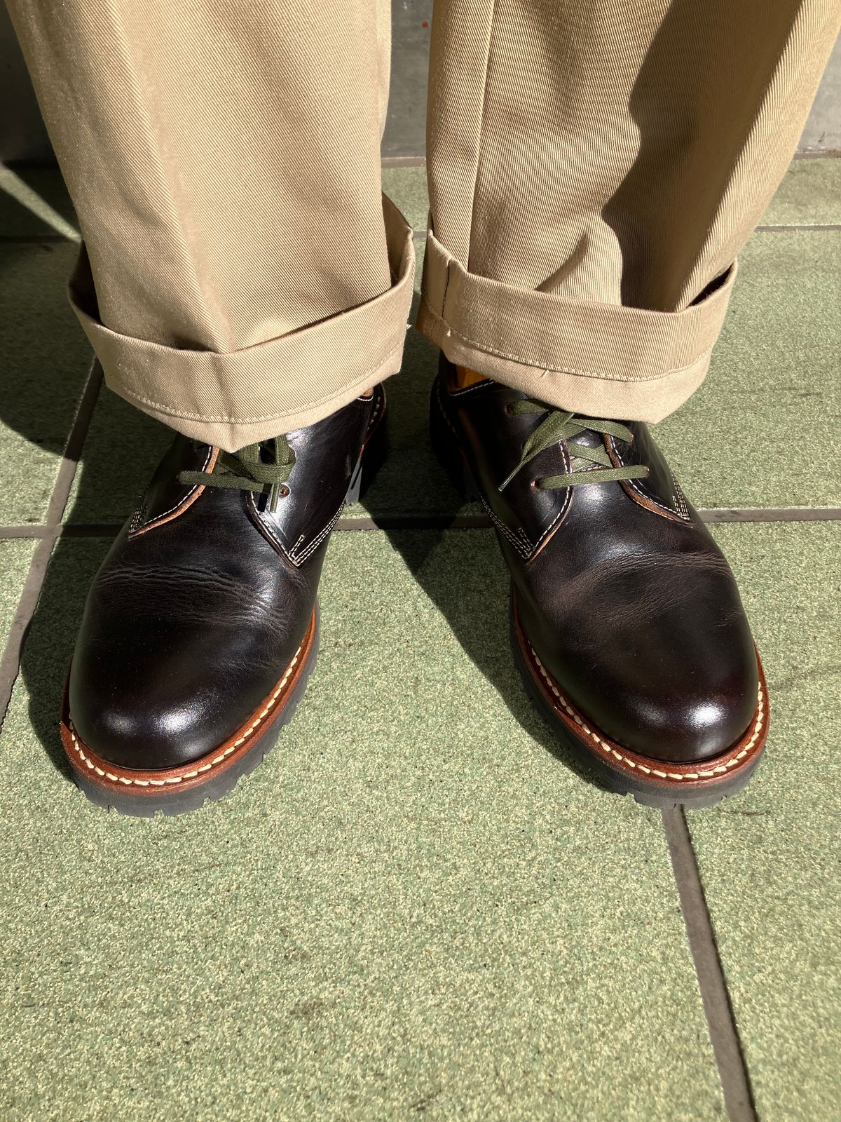 Photo by maru on February 25, 2025 of the Danner Moreland Oxford in Horween Black Chromexcel.