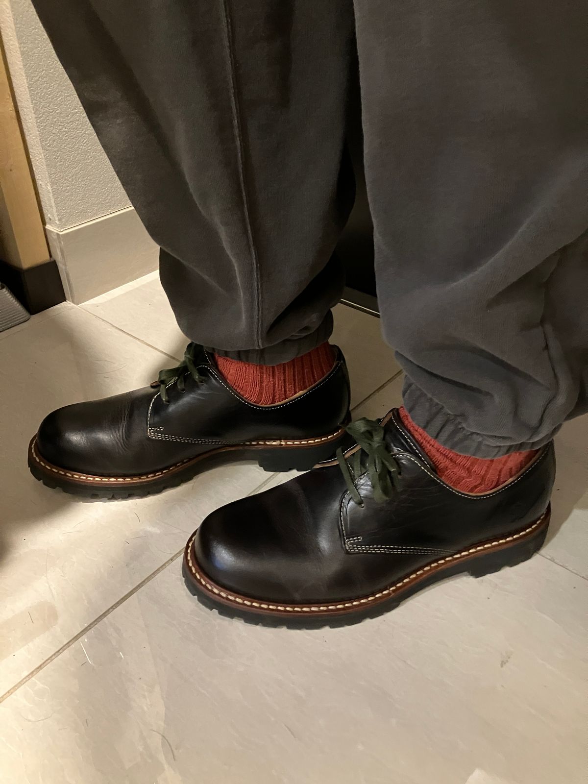 Photo by maru on February 22, 2025 of the Danner Moreland Oxford in Horween Black Chromexcel.