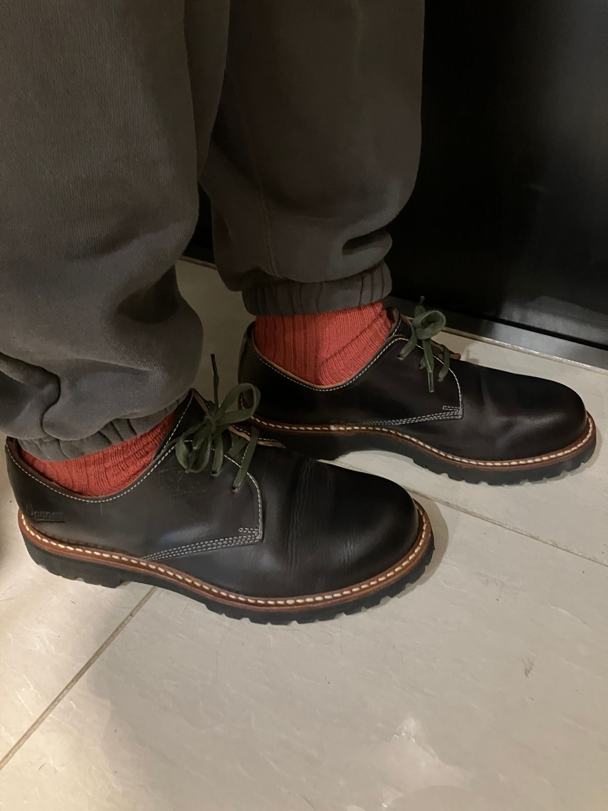 Photo by maru on February 22, 2025 of the Danner Moreland Oxford in Horween Black Chromexcel.