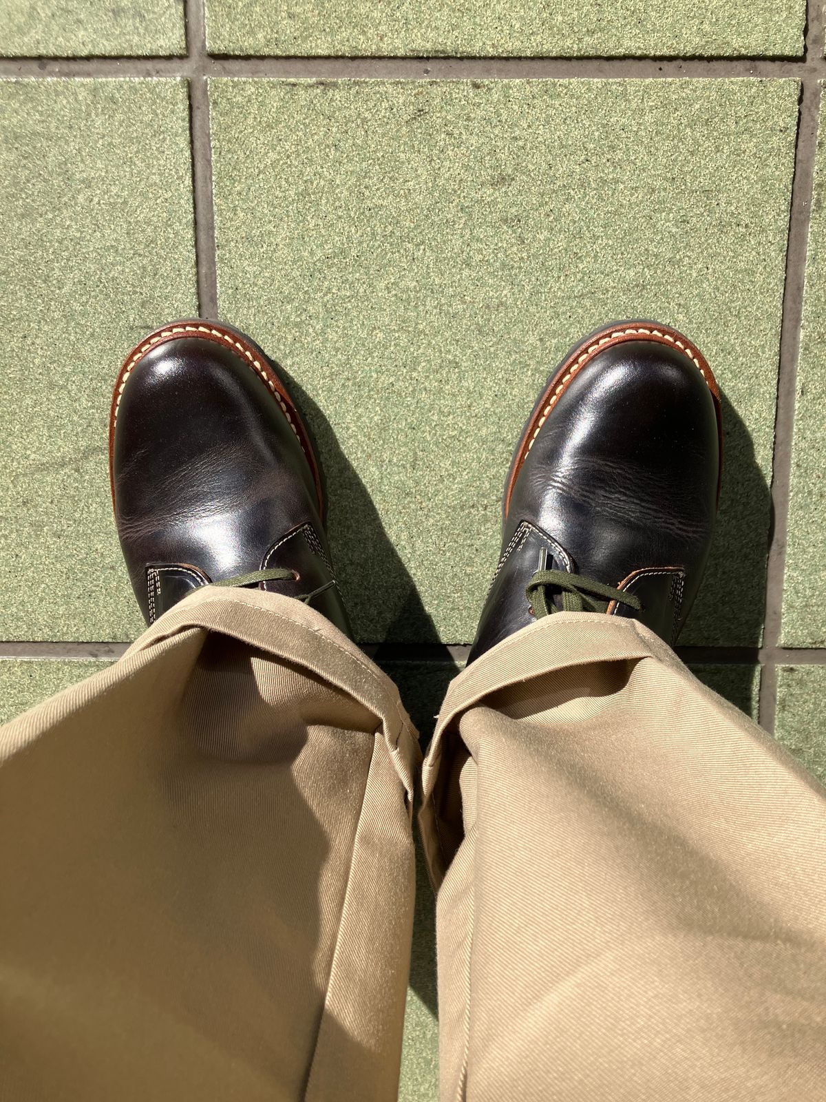 Photo by maru on February 25, 2025 of the Danner Moreland Oxford in Horween Black Chromexcel.