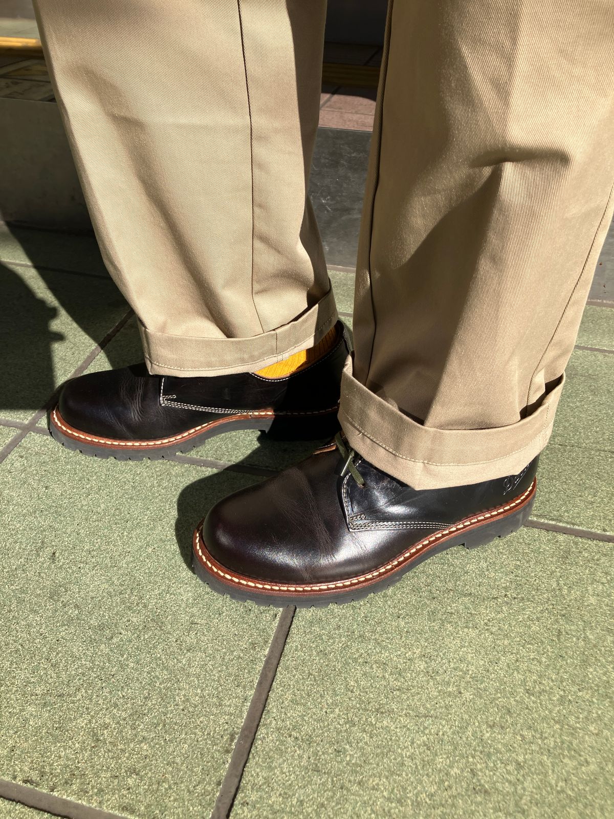 Photo by maru on February 25, 2025 of the Danner Moreland Oxford in Horween Black Chromexcel.