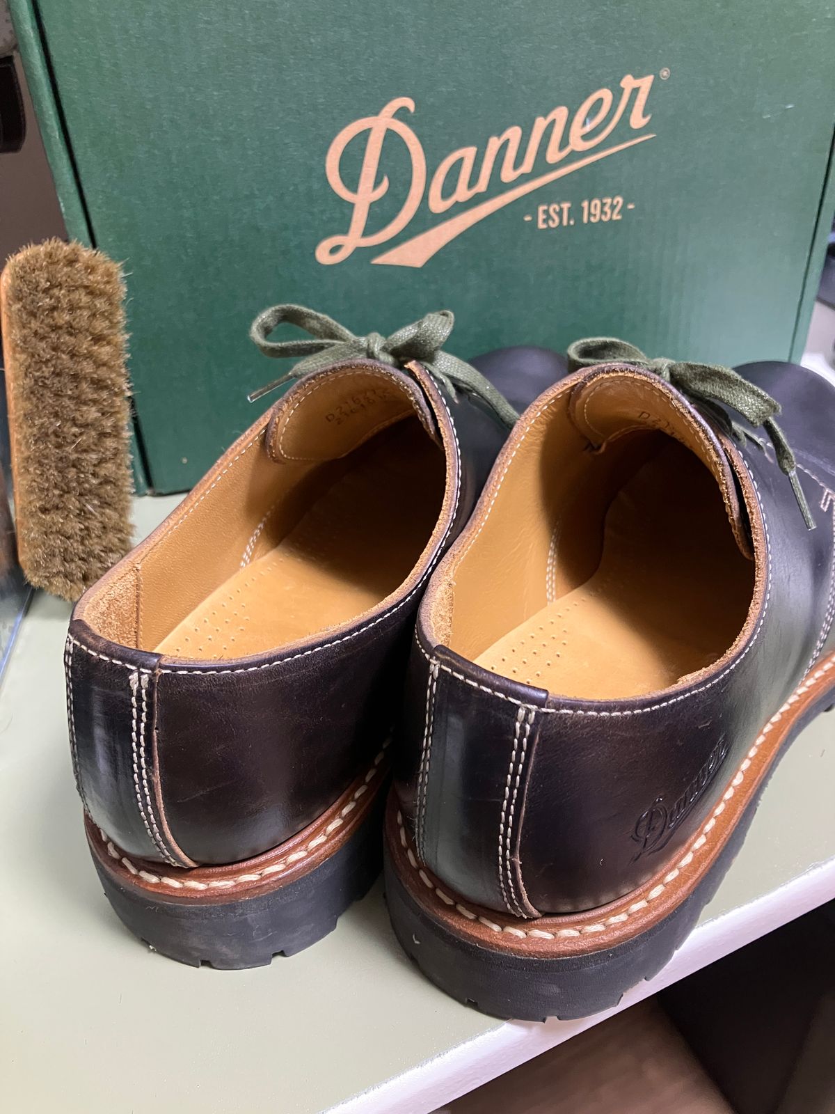 Photo by maru on February 17, 2025 of the Danner Moreland Oxford in Horween Black Chromexcel.