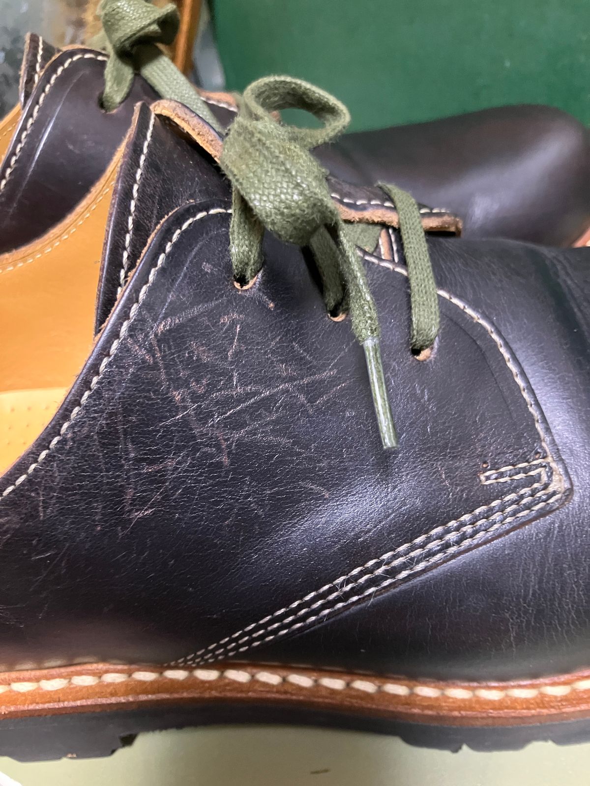Photo by maru on February 17, 2025 of the Danner Moreland Oxford in Horween Black Chromexcel.