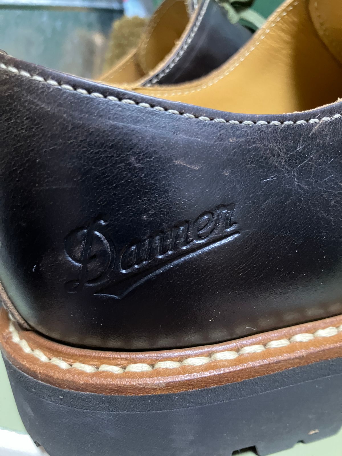 Photo by maru on February 17, 2025 of the Danner Moreland Oxford in Horween Black Chromexcel.